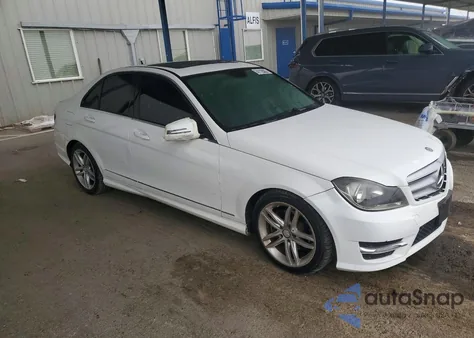 2013 Mercedes-Benz C 250 z USA, uszkodzony, nr VIN WDDGF4HB1DR248551